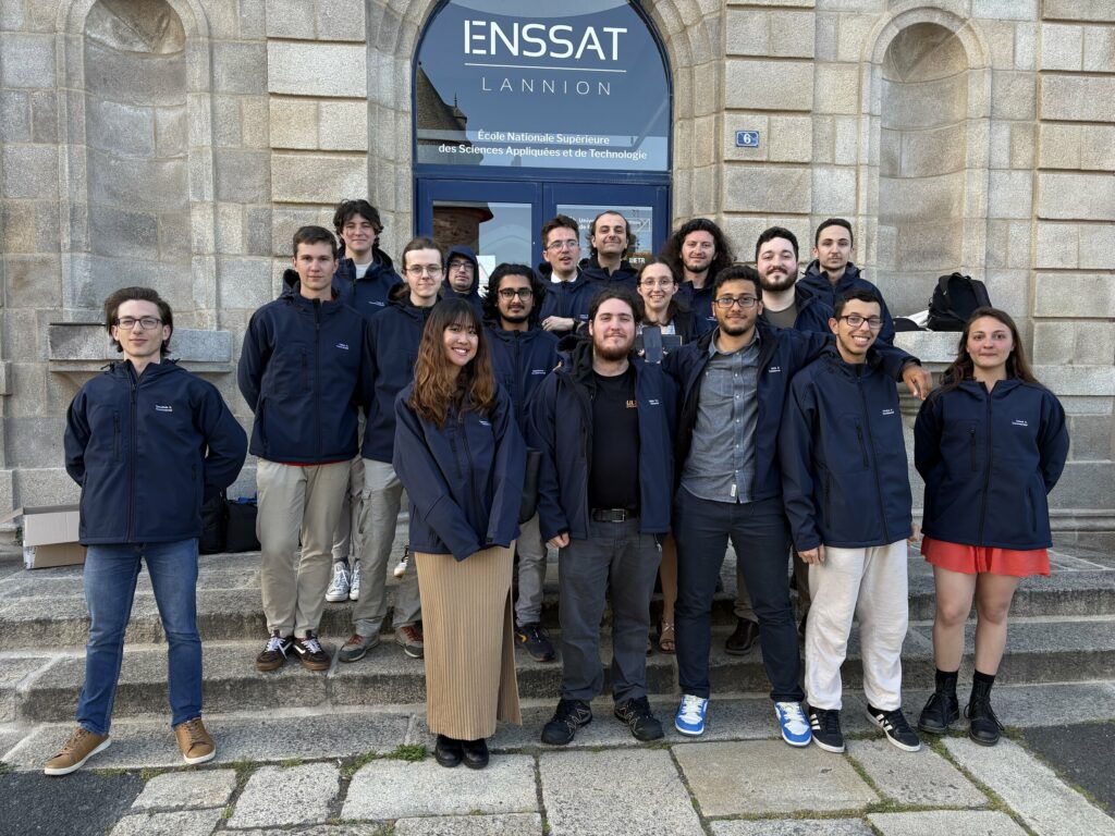 Photo devant l'enssat du mandat 2025-2026 de JES